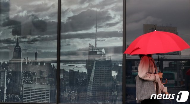 가을 장마의 영향으로 수도권 지역에 비가 내린 4일 오전 경기 수원시 팔달구 한 거리의 쇼윈도 앞으로 시민들이 우산을 쓰고 지나가고 있다. 2019.9.4/뉴스1 © News1