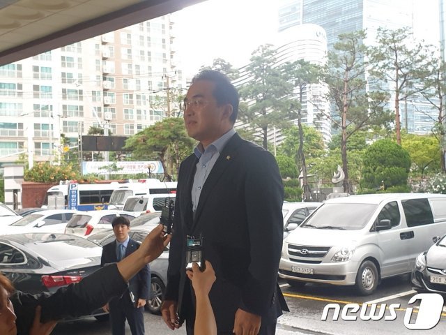 박홍근 더불어민주당 의원이 4일 오후 서울 영등포경찰서에 출석하고 있다. © 뉴스1