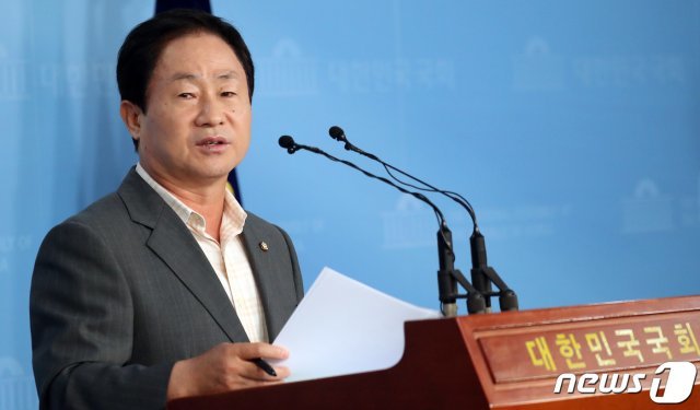 주광덕 자유한국당 의원이 지난 1일 서울 여의도 국회 정론관에서 조국 법무부 장관 후보자 딸 입시 관련 특혜 의혹 기자회견을 하고 있다. /뉴스1 © News1