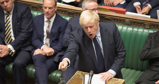 첫 표결서 패배… 존슨의 굴욕 보리스 존슨 영국 총리가 3일 런던 국회의사당에서 연설하고 있다. 이날 하원은 내각이 지닌 의사일정 주도권을 4일 하루만 하원으로 가져오는 결의안을 가결했다. 런던=AP 뉴시스