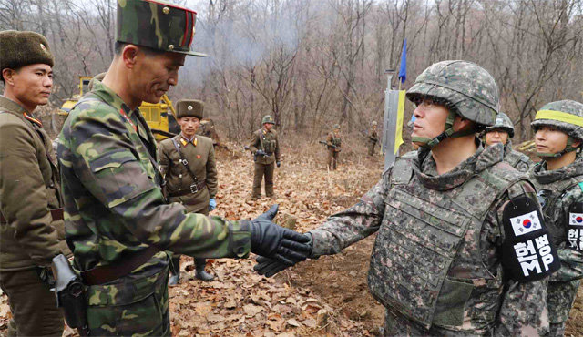 지난해 11월 화살머리고지에서 남북 전술도로를 연결하던 양측 지휘관들이 악수를 나누고 있다. 이후 북한의 협조는 없었다. 국방부 제공