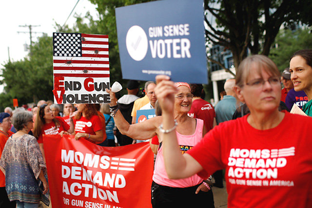 총기 규제를 주장하는 단체 ‘행동을 요구하는 엄마들’이 “총기 폭력을 끝내자”는 팻말을 들고 시위하는 모습. 샌프란시스코=AP 뉴시스