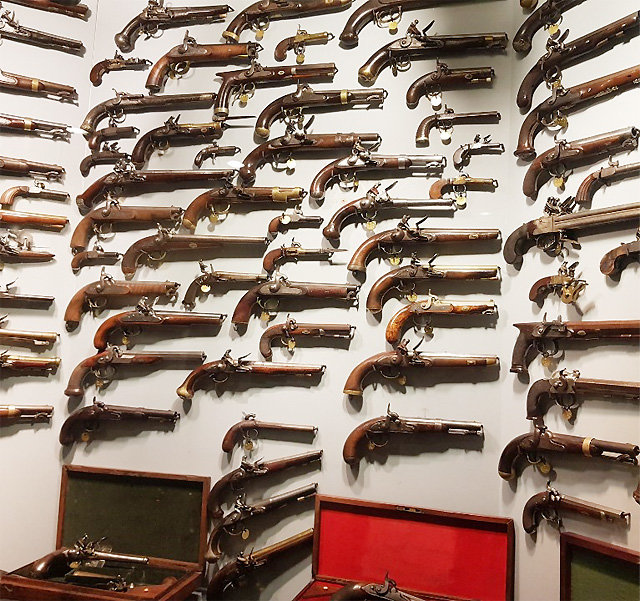 NRA 본사 내 총기 박물관에 다양한 크기의 총기 수십 정이 전시돼 있다.