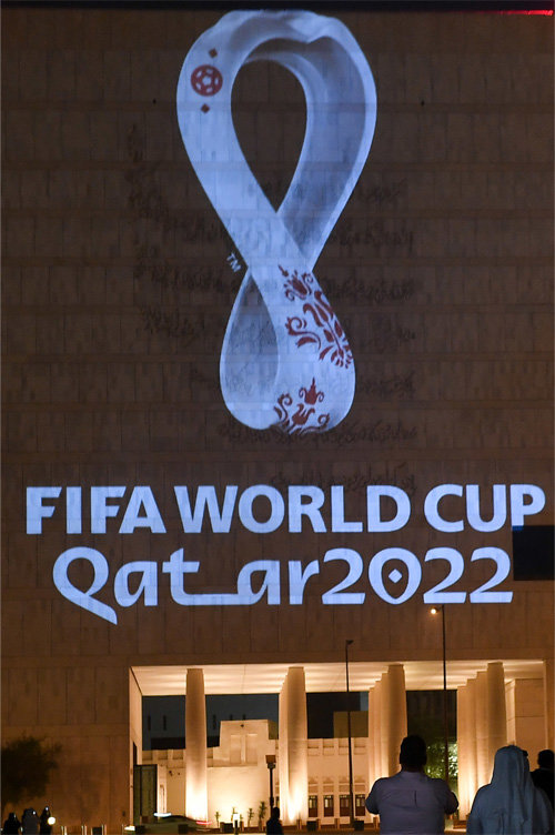 4일 카타르 수도 도하의 수끄 와끼프 시장 내 한 건물에 2022년 카타르 월드컵 엠블럼이 걸려 있다. 도하=신화 뉴시스