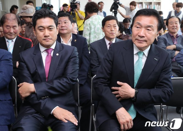 손학규 바른미래당 대표(오른쪽)와 오신환 바른미래당 원내대표  2019.5.29/뉴스1 © News1