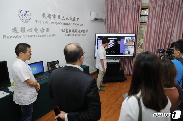 중국 청두시 제3인민병원에서 의사 조우 홍씨가 원격의료에 대해 설명하는 모습. (화웨이 제공) © 뉴스1