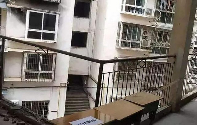 사고 현장. 왼쪽 부분 난간 창살이 없어진 상태다 - 웨이보 갈무리