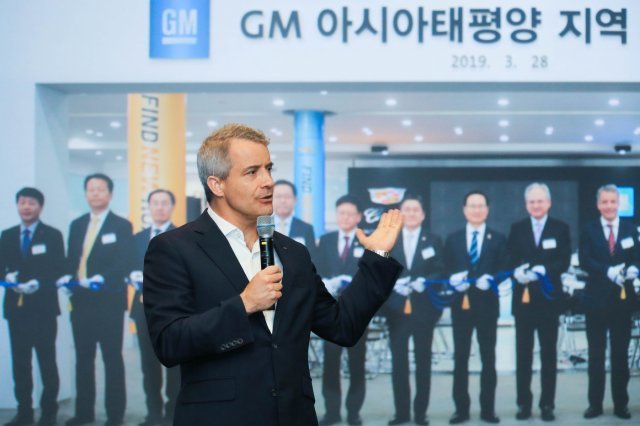 지난달 방한한 줄리언 블리셋 GM 해외사업부문 사장은 한국지엠 임직원과 만나 노조가 파업을 계속해 생산차질이 발생하면 물량 일부를 다른 국가에 뺏길 수 있다고 경고했다(뉴스1DB)© 뉴스1