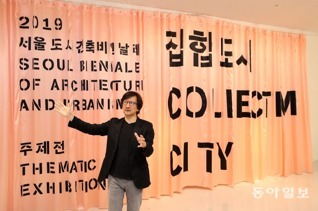5일 서울 동대문디자인플라자(DDP)에서 ‘2019 서울도시건축비엔날레’ 개막을 앞두고 사전투어에서 임재용 공동 총감독(오른쪽)이 전시에 대해 설명하고 있다.