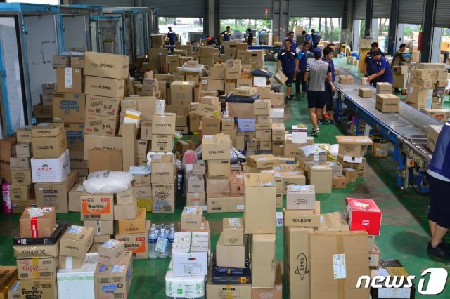 3일 오전 경북 포항시 남구 송내동 한진택배 포항지점에서 배송기사들이 각 가정으로 배달될 물품 분류작업을 하고 있다. 2019.9.3/뉴스1 © News1