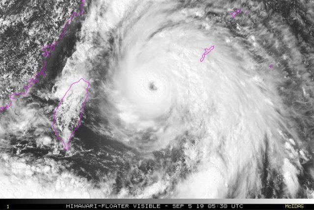 5일 오전 0시30분 대만 동쪽 해상에서 세력을 키우며 북상하고 있는 제13호 태풍 링링. 미 해양대기국(NOAA) 제공