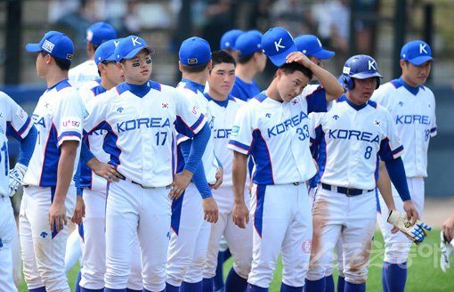 5일 부산 기장군 현대차드림볼파크에서 제29회 세계청소년야구선수권대회(U-18) 슈퍼라운드 대만과 한국의 경기가 열렸다. 2-7로 아쉽게 패한 한국 선수들이 아쉬워하고 있다. 기장｜김종원 기자 won@donga.com