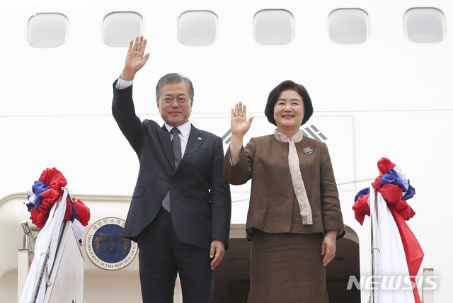 문재인 대통령과 김정숙 여사가 5일 동남아시아 3개국 순방 마지막 방문국인 라오스에 도착해 환영객들을 향해 손을 흔들고 있다. 사진=뉴시스