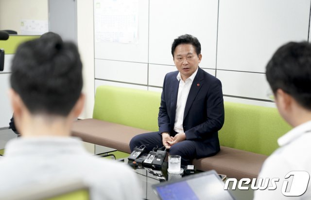 원희룡 제주지사가 4일 제주도청 기자실에서 출입기자들과 만나 조국 법무부장관 후보자에 대한 의견을 밝히고 있다. /© 뉴스1