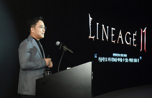 김택진 엔씨소프트 대표가 5일 쇼케이스에서 ‘리니지2M’을 소개하고 있다. 사진제공｜엔씨소프트
