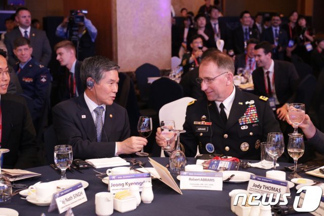 로버트 에이브럼스 한미연합사령관과 정경두 국방부 장관. © 뉴스1