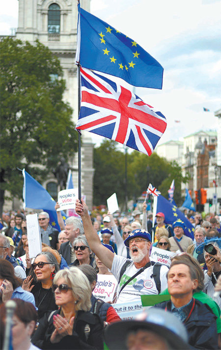 “브렉시트 반대” 영국의 유럽연합(EU) 탈퇴(브렉시트)를 반대하는 집회 참여자들이 4일 런던 
국회의사당 앞 광장에서 EU 깃발과 영국 국기(유니언잭)를 함께 흔들고 있다. 이날 하원은 보리스 존슨 총리가 추진한 ‘노딜(no
 deal·조건 없는) 브렉시트’를 막기 위한 브렉시트 연기 법안을 통과시켰다. 런던=AP 뉴시스