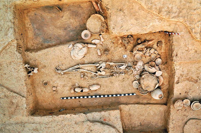 인더스 문명 유적에서 발굴된 전형적인 무덤의 모습. 유골 화석은 남북 방향으로 누워 있고 주변에 부장품이 놓여 있다. 미국과 인도 연구팀은 이런 유골에서 DNA를 채취해 인더스 문명을 일군 사람들의 이주 경로를 밝혔다. 데칸대 제공