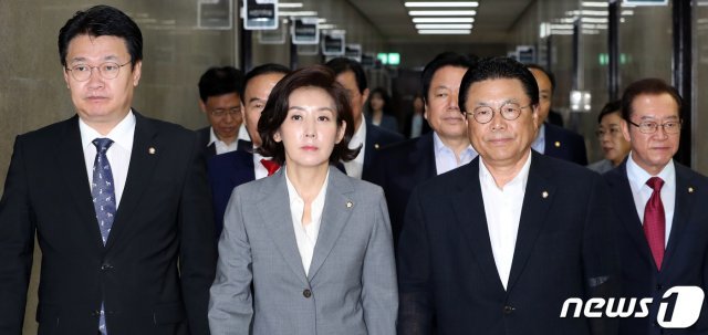 나경원 자유한국당 원내대표가 6일 서울 여의도 국회에서 열린 원내대책회의에 참석하고 있다. 나경원 원내대표는 “조국 딸 이름이 등재된 논문파일의 최종 저장자가 조국으로 밝혀졌다“며, ”조국은 더이상 변명하지 말고 즉각 사퇴“하라고 주장했다 © News1