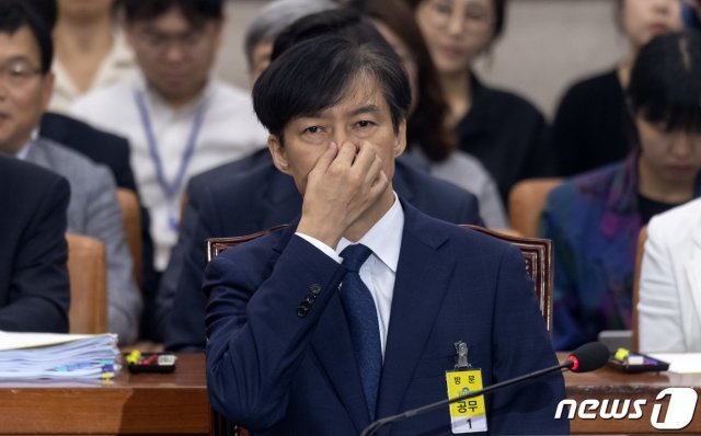 조국 법무부장관 후보자가 6일 서울 여의도 국회에서 열린 인사청문회장에 자리하고 있다. 이날 조국 후보자에 대한 청문회는 딸 입시·사모펀드·웅동학원 문제가 쟁점이다. 2019.9.6/뉴스1 © News1