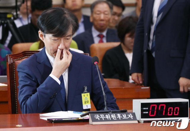 조국 법무부장관 후보자가 6일 서울 여의도 국회에서 열린 인사청문회장에 자리하고 있다.  © News1