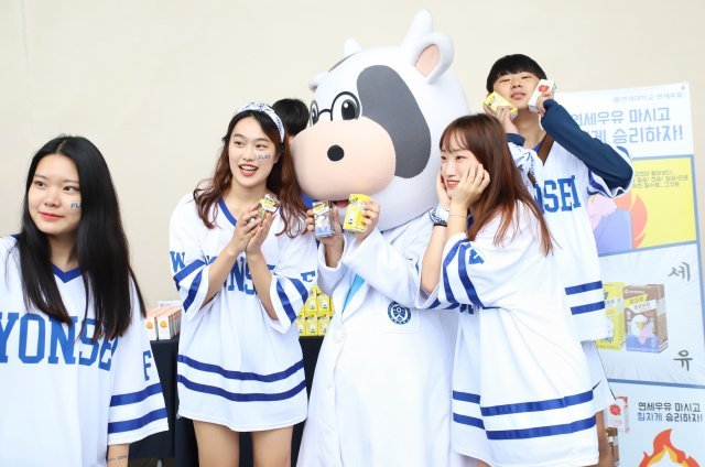 6일 서울 목동 종합운동장에서 개최된 ‘2019 정기 연고전’에 참가한 학생들이 연세우유 샘플링 부스에서 셀피 인증샷을 찍고 있다.
