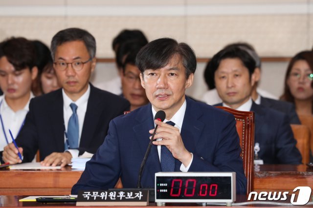 조국 법무부 장관 후보자가 6일 서울 여의도 국회에서 열린 인사청문회에서 의원들의 질의에 답하고 있다. © News1