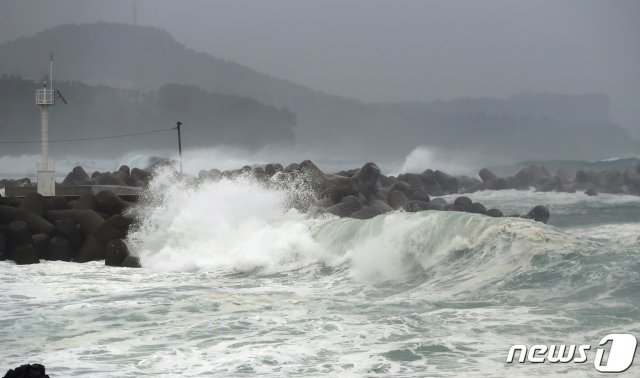 제13호 태풍 ‘링링’이 빠르게 북상 중인 6일 오후 제주 서귀포시 법환포구에서 파도가 거세게 치고 있다. © News1