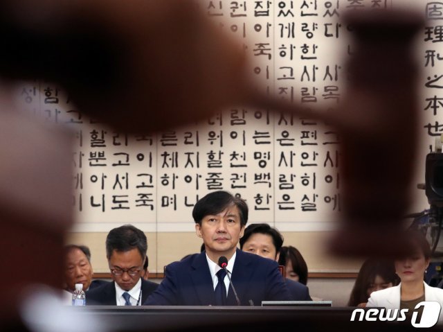 조국 법무부장관 후보자가 6일 서울 여의도 국회 법제사법위원회 전체회의장에서 열린 인사청문회에서 여상규 위원장의 회의진행을 바라보고 있다. 이날 조국 후보자에 대한 청문회는 딸 입시·사모펀드·웅동학원 문제가 쟁점이다. 2019.9.6/뉴스1 © News1