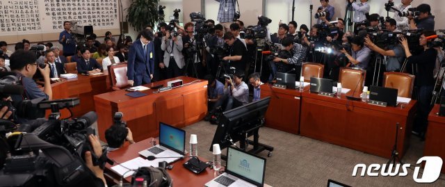 조국 법무부장관 후보자가 6일 서울 여의도 국회에서 열린 인사청문회장에 자리하고 있다. 2019.9.6/뉴스1 © News1