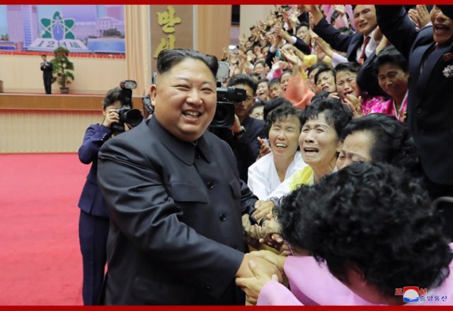 김정은 북한 국무위원장이 6일 제14차 전국교원대회 참석자들과 기념사진을 찍었다고 조선중앙통신이 7일 보도했다.(조선중앙통신)