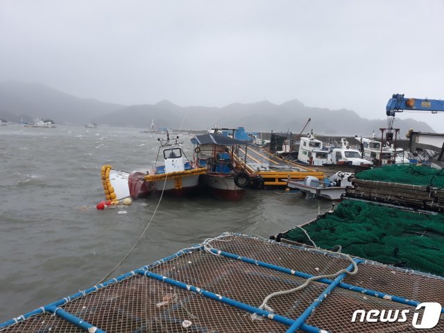 태풍 링링의 영향으로 전남 신안군 흑산도에 피항 중인 어선 6척이 침몰하거나 전복되는 피해가 발생했다. 사진은 피해를 입은 선박 모습.(목포해양경찰서 제공) 2019.9.7/뉴스1