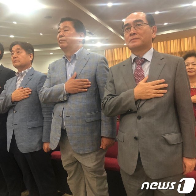 지난 6일 오후 경기 남양주시 진접읍에서 ‘북한의 핵전략, 한미일동맹 유엔의 역할’이라는 주제로 강연을 진행한 태영호(오른쪽) 전 주영국 북한 대사관 공사가 강연에 앞서 ‘국기에 대한 맹세’를 하고 있다. © 뉴스1