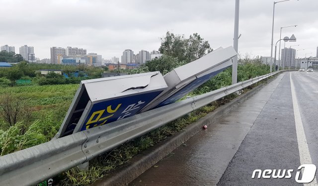 제13호 태풍 ‘링링’이 수도권에 북상한 가운데 7일 오후 경기도 김포시 장기동의 한 도로에 강풍으로 떨어진 간판이 난간에 걸쳐 있다.(독자제공)