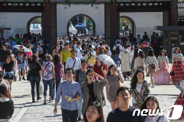 지난해 8월 22일 연휴 첫 날을 맞이해 서울 종로구 경복궁에서 시민들과 관광객들이 즐거운 시간을 보내고 있다. © News1