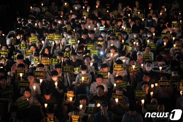 서울대학교 학생들이 지난달 28일 저녁 서울대학교 아크로계단에서 ‘제2차 조국 교수 STOP! 서울대인 촛불집회’를 열고 조국 법무부 장관 후보자의 사퇴를 촉구하고 있다. © News1