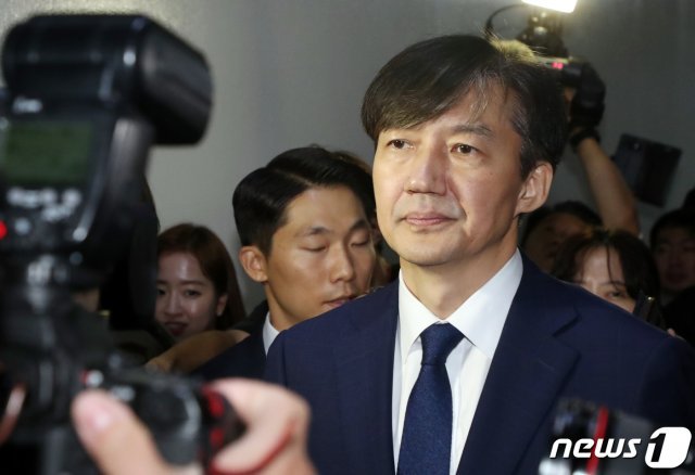 조국 법무부장관 후보자가 7일 새벽 서울 여의도 국회 법제사법위원회 전체회의장에서 열린 인사청문회를 마치고 회의장을 나서고 있다. 2019.9.7/뉴스1 © News1