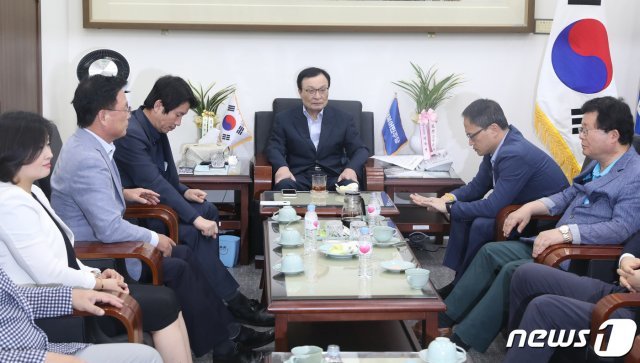 이해찬 더불어민주당 대표, 이인영 원내대표 및 최고위원들이 8일 오후 서울 여의도 국회에서 열린 비공개 최고위원회의에서 이야기를 나누고 있다. 뉴스1