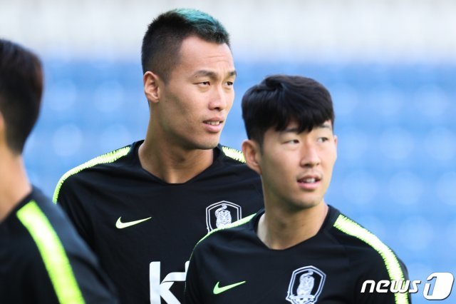 축구 국가대표팀 김신욱과 손흥민이 4일 오후(한국시간) 터키 이스탄불 파티흐 테림 연습경기장에서 훈련을 하고 있다./뉴스1 © News1