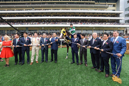 2019년 9월 8일 코리아 스프린트 우승마 블루치퍼와 유현명 기수.