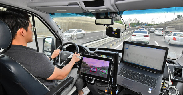현대모비스는 자율주행자동차 시대에 대비해 운전자나 승객이 도로에서 시선을 떼도 안전을 지켜주는 다양한 신기술을 공개하고 있다. 신기술은 내년부터 양산 차량에 차례로 적용할 예정이다. 현대모비스 제공