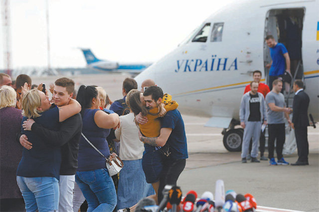 러시아서 석방돼 우크라이나로 돌아온 35명 7일 우크라이나 수도 키예프의 보리스폴 국제공항에서 러시아에 억류됐다 석방된 우크라이나 포로들이 마중 나온 가족들과 포옹하고 있다. 볼로디미르 젤렌스키 대통령(비행기 출구 앞줄 오른쪽)이 직접 공항에 나와 풀려난 국민들을 맞이하고 있다. 이날 러시아와 우크라이나는 자국 내 억류 중이던 상대국 인사 35명씩을 맞교환했다. 2014년 초 러시아의 크림반도 강제 합병 이후 얼어붙었던 양국 관계의 개선 신호탄이란 분석이 나온다. 키예프=AP 뉴시스