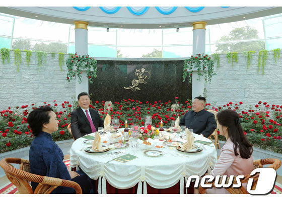 김정은 북한 국무위원장과 시진핑 중국 국가주석 내외가 금수산영빈관 장미원에서 오찬을 함께 했다고 노동신문이 전했다. (노동신문) © 뉴스1