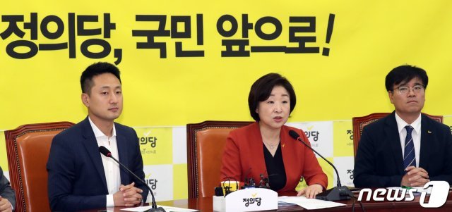 심상정 정의당 대표(가운데)가 9일 서울 여의도 국회에서 열린 상무위원회의에서 모두발언을 하고 있다. 2019.9.9/뉴스1 © News1