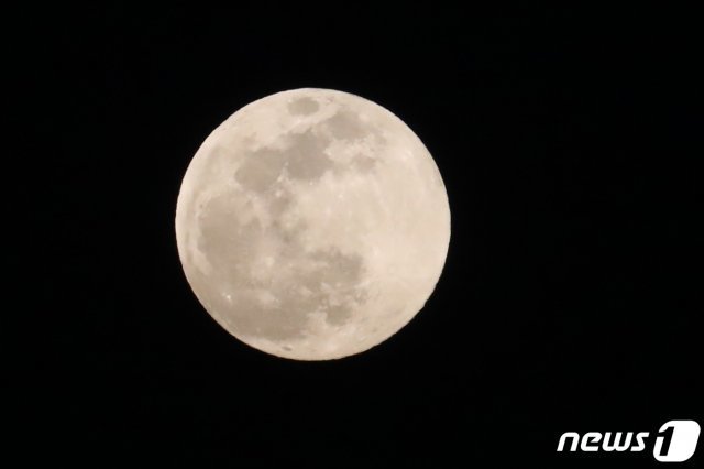 보름달. 2019.2.19/뉴스1 © News1 황기선 기자