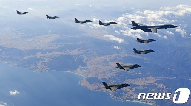 한-미 연합 훈련에서 공군 F-16 2대, F-15K 2대, 미군 B-1B 1대, F-35A 2대, F-35B 2대가 편대를 이루어 비행하고 있다. (공군 항공촬영사 제공)