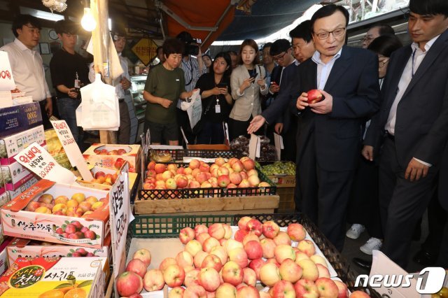 이해찬 더불어민주당 대표가 추석을 앞둔 9일 오전 서울 마포구 공덕시장에서 과일을 구매하고 있다. 이 대표는 이날 전통시장 추석 물가를 점검하고 상인들의 추석 민심을 청취했다. © News1