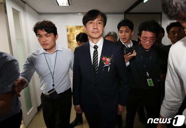 조국 법무부 장관이 9일 경기도 과천시 정부과천청사에서 취임식을 마친 후 장관실로 이동하고 있다. 2019.9.9/뉴스1 © News1