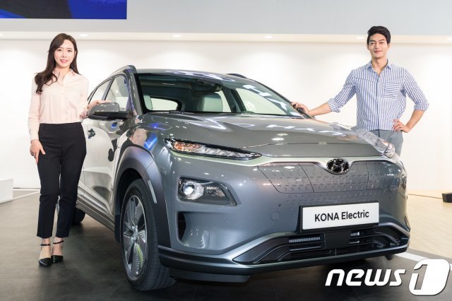 현대자동차가 12일 서울 강남구 삼성동 코엑스에서 열린 전기자동차 관련 전시회 ‘EV 트렌드 코리아 2018’에서 소형 SUV 전기차 ‘코나 일렉트릭’을 공개하고 있다. © News1