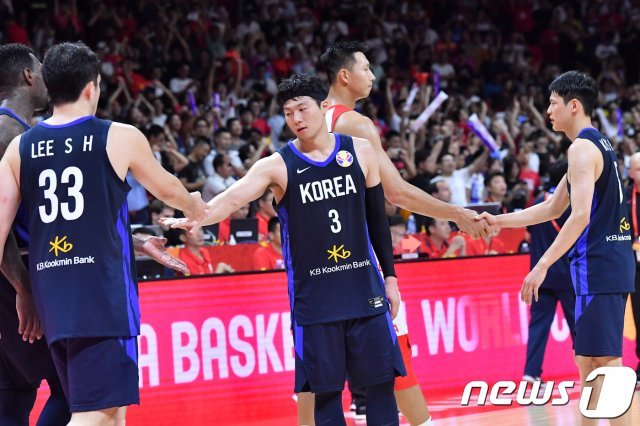 김상식 감독이 이끄는 한국 농구 남자 대표팀은 6일 중국 광저우체육관에서 열린 2019 국제농구연맹(FIBA) 농구월드컵 17~32위 순위결정전 1차전에서 중국에 73-77로 졌다. 경기 후 이정현이 동료들을 격려하고 있다. (대한민국농구협회 제공)